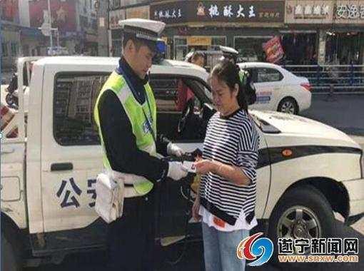 光明网■女子粗心将钱包丢失 交警和热心市民“接力”归还