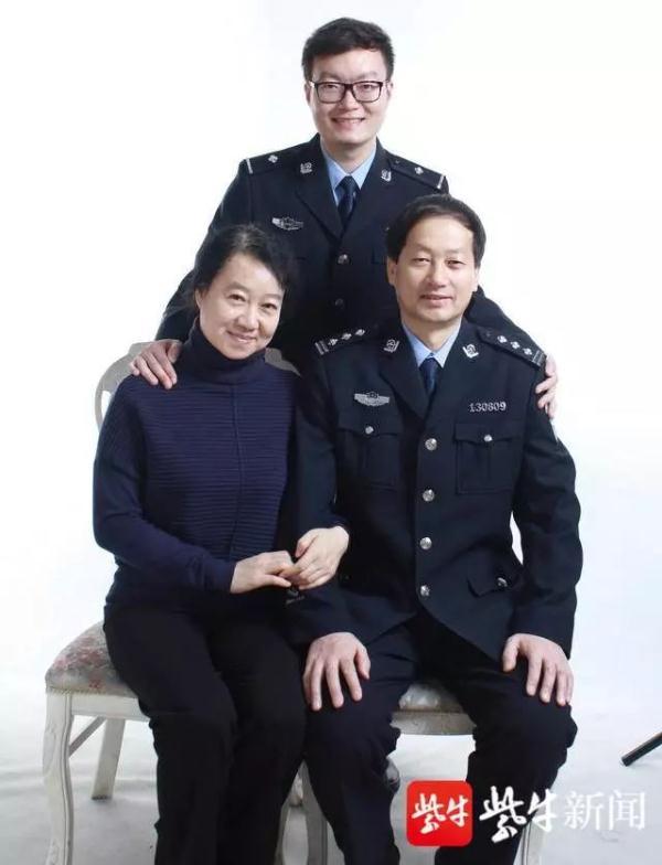 「光明网」2年未见，这对警察父子在站台团聚了30分钟……