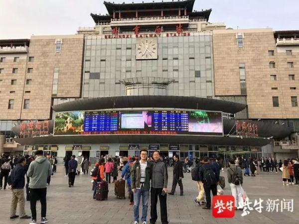 「光明网」2年未见，这对警察父子在站台团聚了30分钟……