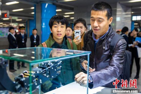 【中国新闻网】京港地铁4号线首个5G信号试点车站实现信号覆盖