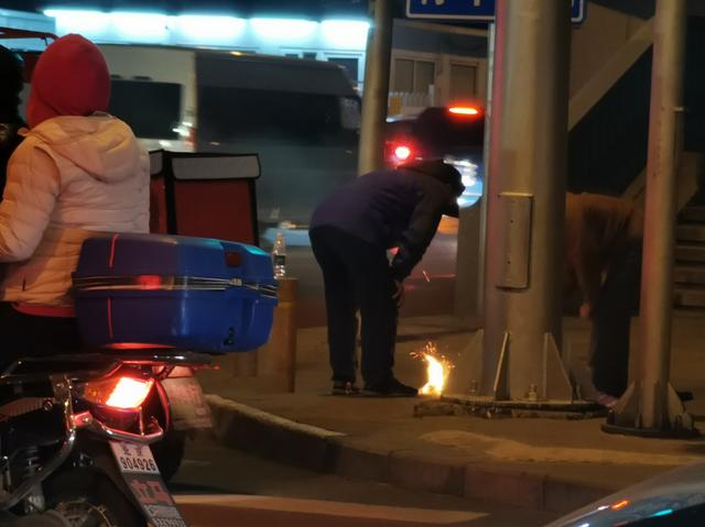 北京日报客户端■“寒衣节”街头烧纸隐患大，专家：民俗应随时代进步