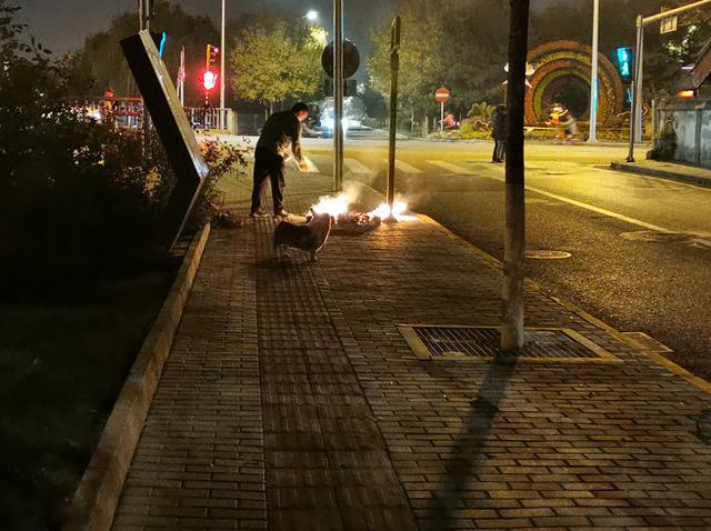 北京日报客户端■“寒衣节”街头烧纸隐患大，专家：民俗应随时代进步