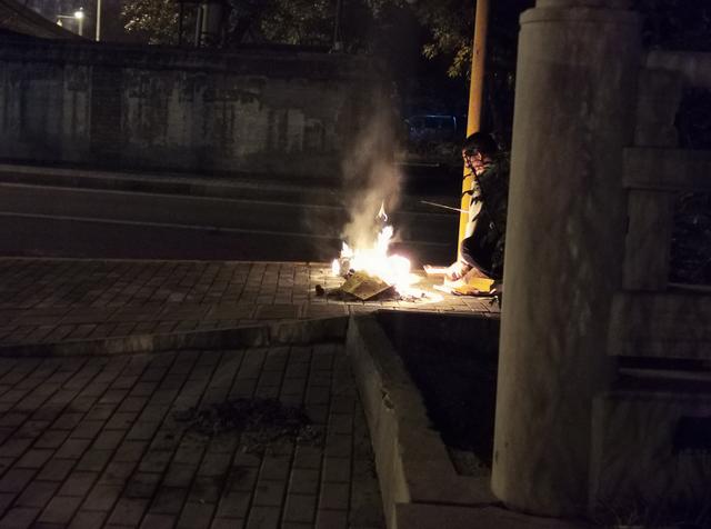 北京日报客户端■“寒衣节”街头烧纸隐患大，专家：民俗应随时代进步