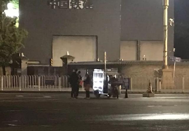「北京日报客户端」凌晨4点，黑摩的、小商贩蜂拥而至