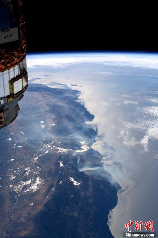 「中国新闻网」宇航员在国际空间站拍摄的美国加州野火照片公布