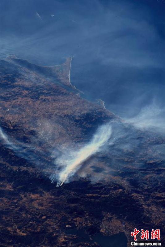 「中国新闻网」宇航员在国际空间站拍摄的美国加州野火照片公布