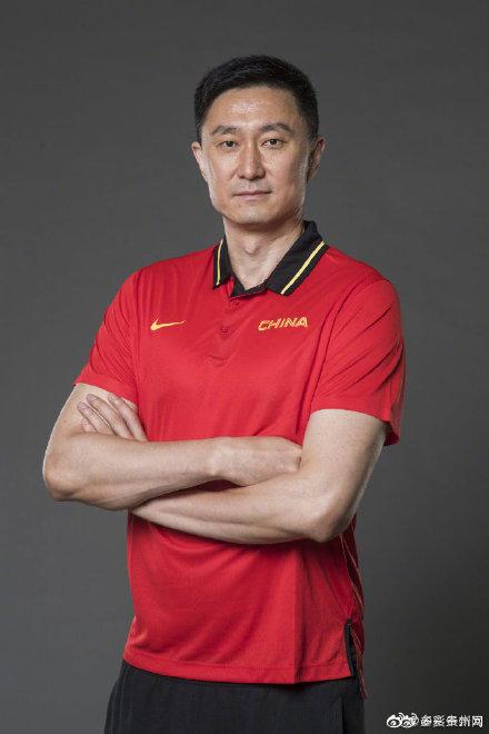 「光明网」中国篮协决定：李楠不再担任中国男篮主帅，CBA总冠军教头杜锋上任