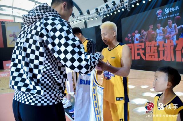 [环球网]令姚明感动的老大爷：“没有篮球，我会垮掉”