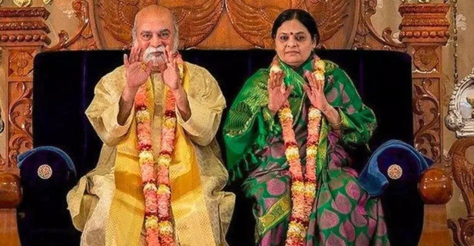 这个"灵修大师"本名叫做维杰·库马尔(vijay kumar),出生于印度南部的