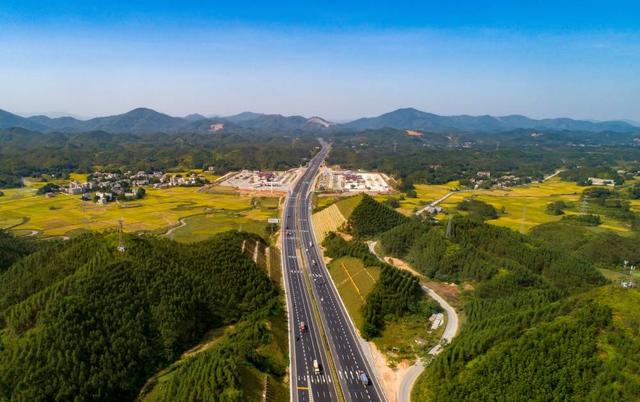 升级扩容后的南钦防高速实现全线八车道通车,助力西部陆海新通道