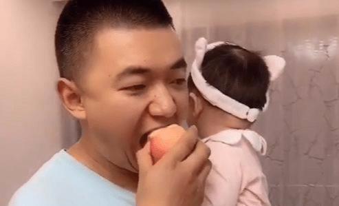 「光明网」奶爸防女儿“偷吃”苹果却被儿子截胡，所谓“螳螂捕蝉黄雀在后”