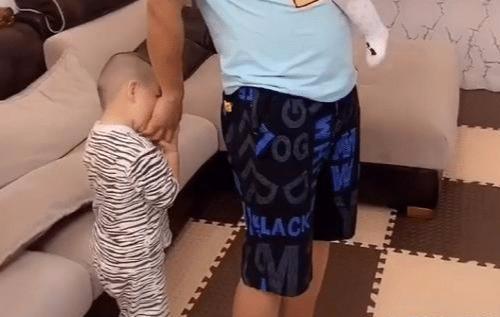 「光明网」奶爸防女儿“偷吃”苹果却被儿子截胡，所谓“螳螂捕蝉黄雀在后”