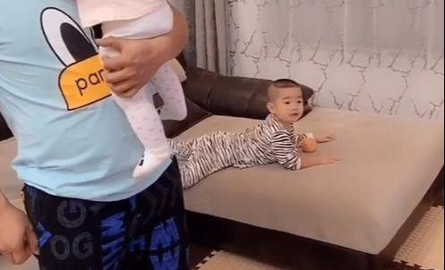 「光明网」奶爸防女儿“偷吃”苹果却被儿子截胡，所谓“螳螂捕蝉黄雀在后”