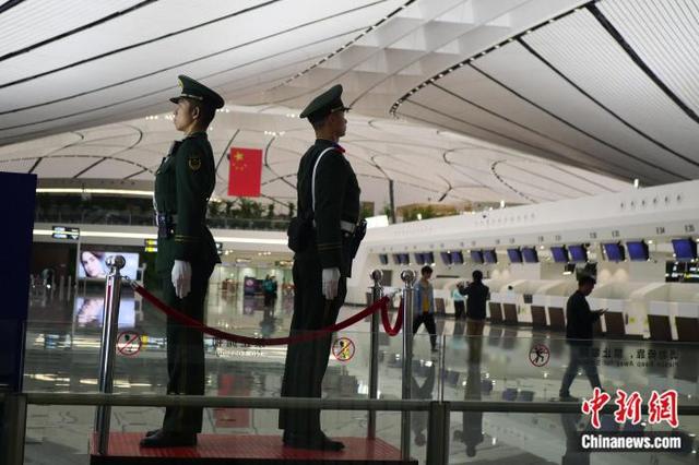 「中国新闻网」北京大兴国际机场里，那一抹最亲切的橄榄绿