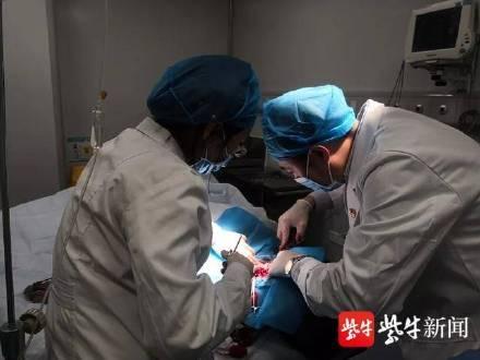 [光明网]电动车车主没刹住车，被1.6米切纸刀“割喉”