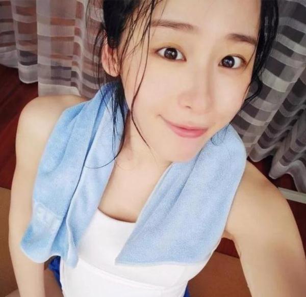 #光明网#怀孕八个月孕妈秀马甲线，整个孕期零妊娠纹，却被网友骂惨了