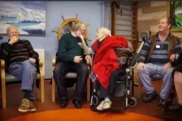 [光明网]世界上最伟大的骗局：152名老人被骗8年，却觉得无比快乐