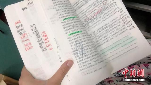 「环球网」保研北大的00后“网红女学霸”，她的笔记你看过吗？