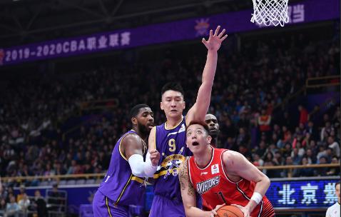 「新京报」孙悦王少杰合砍25分，马布里执教首秀提胜果