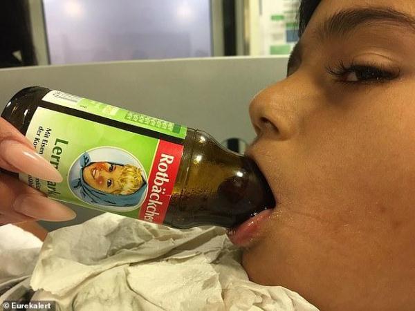 【光明网】熊孩子把舌头伸进玻璃瓶卡住拿不出来，医生受开葡萄酒启发取出