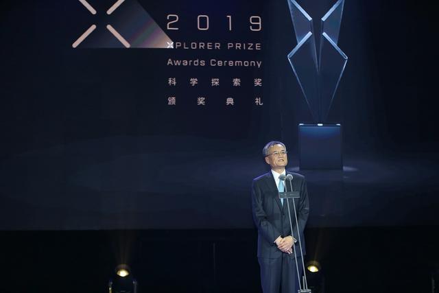 【环球网】2019“科学探索奖”颁奖典礼举行 50位获奖青年科学家集体亮相