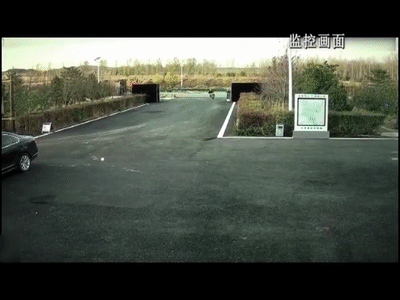 #新华社#男子骑摩托车闯进交警队“暖和暖和” 交警：好像有什么不对？！