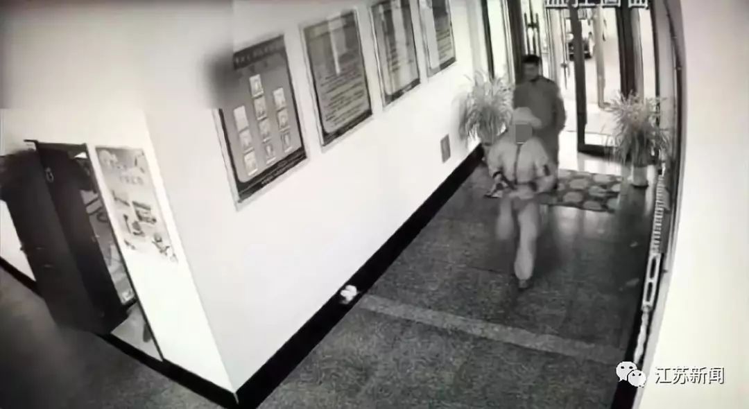#新华社#男子骑摩托车闯进交警队“暖和暖和” 交警：好像有什么不对？！