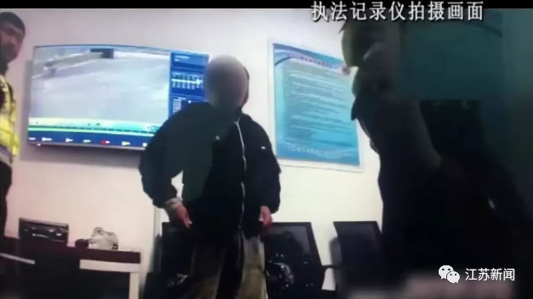 #新华社#男子骑摩托车闯进交警队“暖和暖和” 交警：好像有什么不对？！
