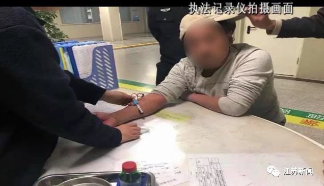 #新华社#男子骑摩托车闯进交警队“暖和暖和” 交警：好像有什么不对？！