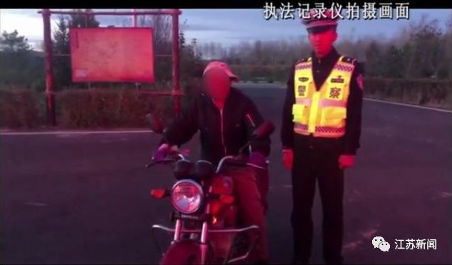 #新华社#男子骑摩托车闯进交警队“暖和暖和” 交警：好像有什么不对？！