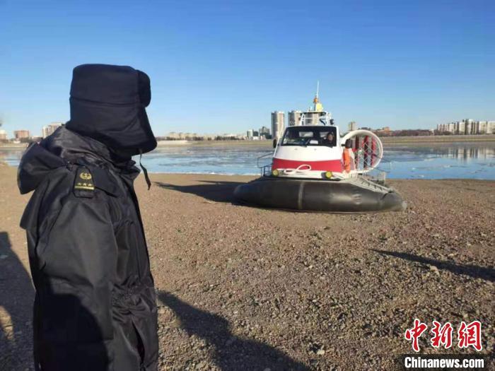 [中国新闻网]“中俄双子城”开通气垫船客货运输 实现“公交化”