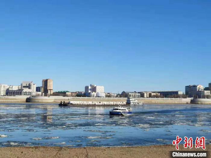 [中国新闻网]“中俄双子城”开通气垫船客货运输 实现“公交化”