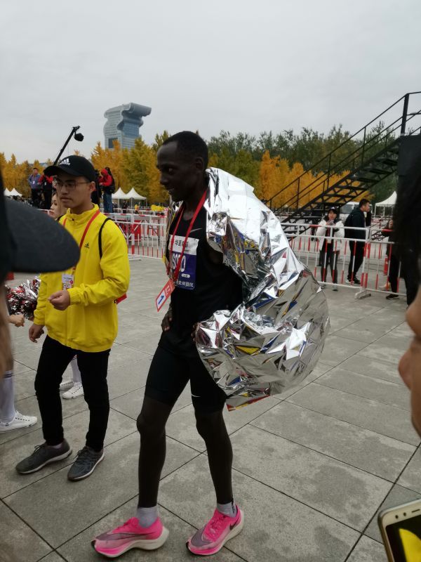 参考消息网@礼赞祖国七十年 北马雨中热情开跑