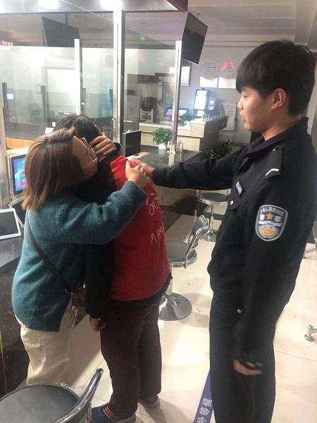 [光明网]同父亲争执后来沪找妈妈 民警助少年寻家人