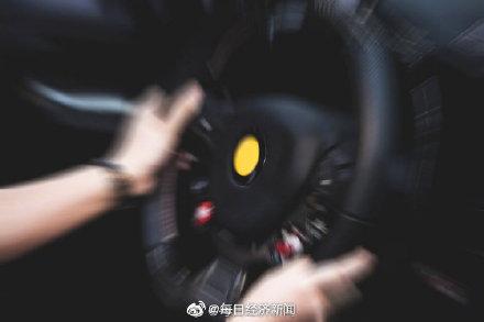 【光明网】开车拿手机也不行？英国拟全面禁止驾车持手机
