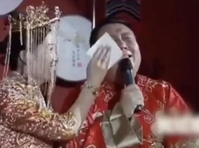 新民晚报■史上最可爱新郎！当过7次伴郎，却在自己的婚礼上崩溃大哭！笑翻了