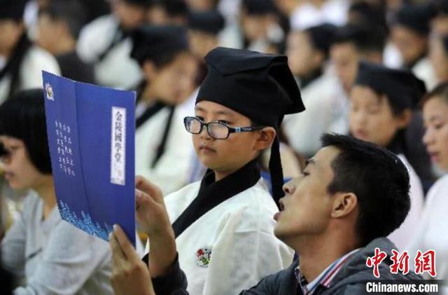 [中国新闻网]从“响应民声”到“致疯家长”：中小学减负难在哪里？
