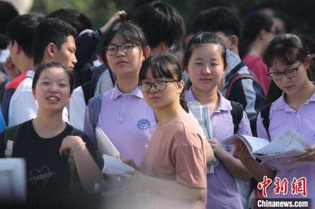 [中国新闻网]从“响应民声”到“致疯家长”：中小学减负难在哪里？
