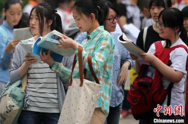 [中国新闻网]从“响应民声”到“致疯家长”：中小学减负难在哪里？