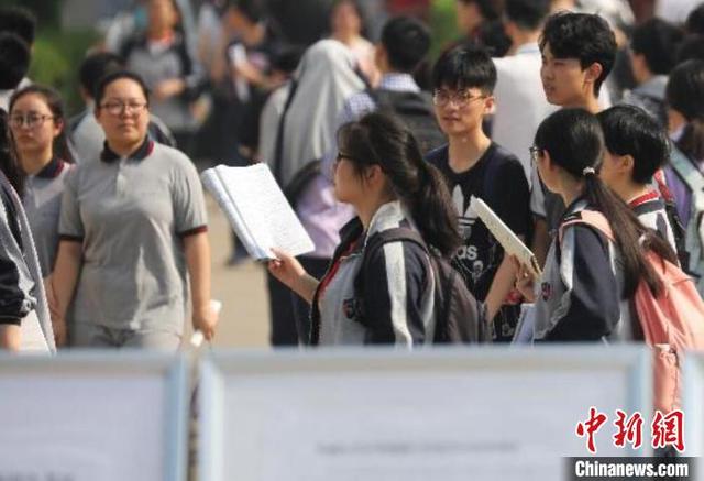 [中国新闻网]从“响应民声”到“致疯家长”：中小学减负难在哪里？