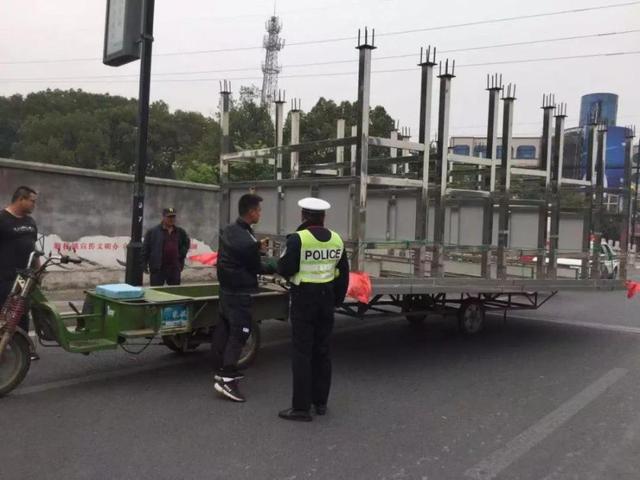 「环球网」惊人的装货能力！电动三轮车：我太难了……