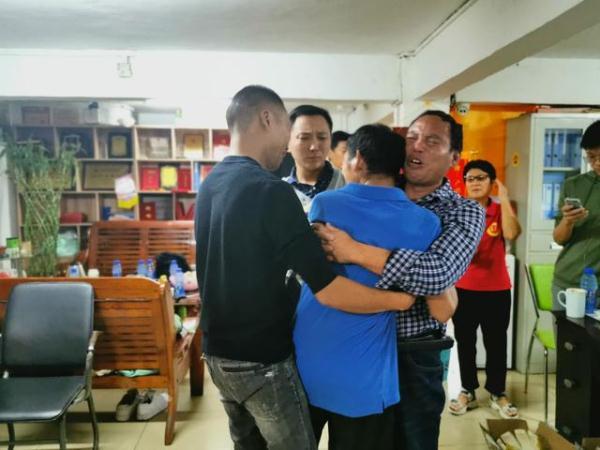 【光明网】露宿者把17700元存款交给志愿者保管，原因让人泪目……