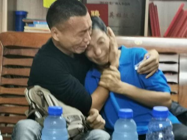 【光明网】露宿者把17700元存款交给志愿者保管，原因让人泪目……