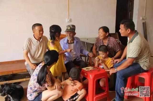 【中国军网】百岁老兵陈训杨：一摞军功章背后的“不平凡”人生