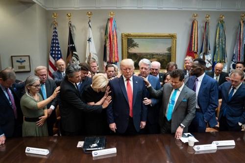 「环球网」多名宗教领袖赴白宫为特朗普和美国祈祷，美媒：总统私人牧师将入职白宫