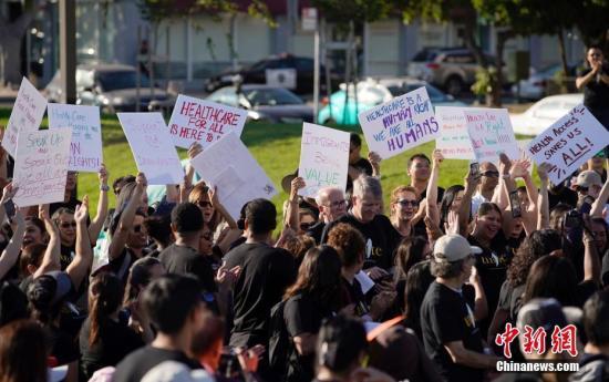 「中国新闻网」美政府拟施行移民签证新规 联邦法官下令禁止