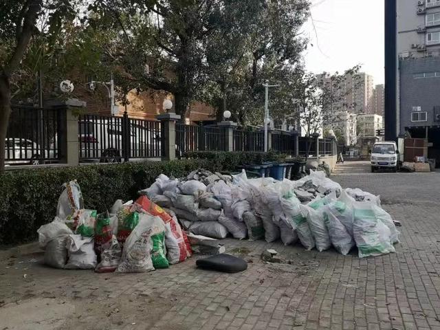 新京报：通州一小区垃圾无人清车棚堆杂物，物业称将整改