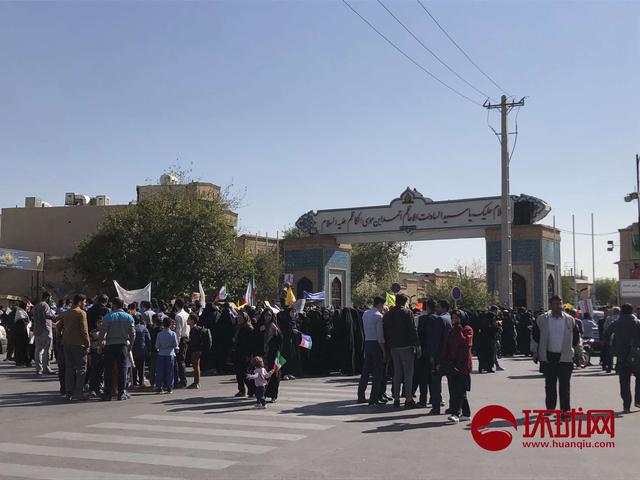 【环球网】伊朗人质事件40周年，群众上街游行反美：随处可见＂打倒美国＂