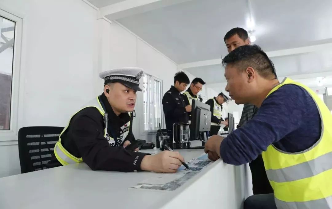 文汇报：进博会倒计时，他们在入沪安检第一关与忙碌的时空共舞……