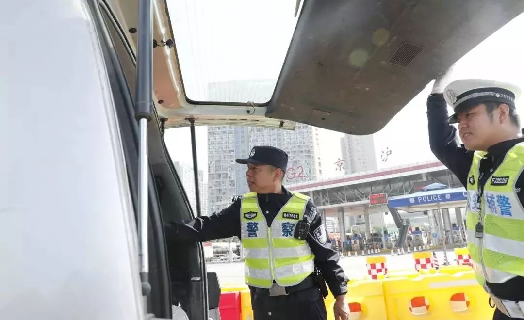 文汇报：进博会倒计时，他们在入沪安检第一关与忙碌的时空共舞……